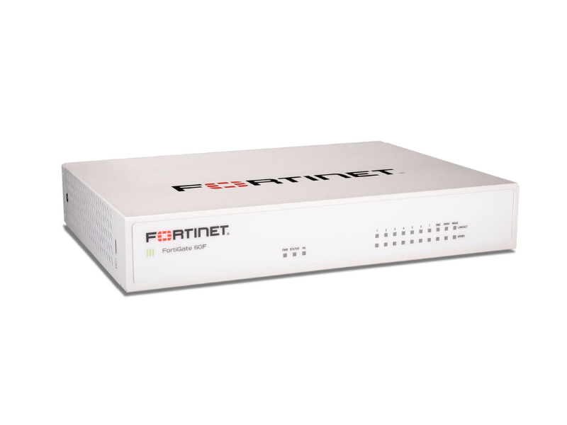 Firewall FortiGate 60F vista frontal Puertos del Firewall FortiGate 60F Interfaz de administración FortiGate 60F Firewall FortiGate 60F instalado en oficina